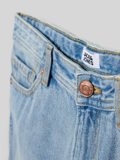 Produktfoto, Loose Fit Jeansshorts mit Eingrifftaschen Modell 'TONY' von Jack & Jones, blaue Baumwolle, sichtbare Struktur, Nahaufnahme. Kinder Jeansshorts, reine Baumwolle, Bundweite 35 cm, Innenbeinlänge 16 cm.