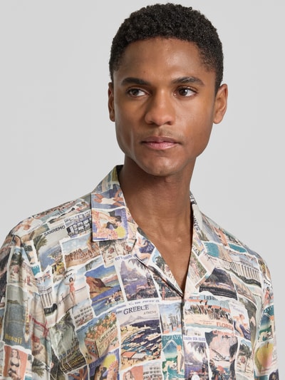 Männermodel trägt Relaxed Fit Freizeithemd aus Viskose mit Reverskragen von Lindbergh im Allover-Look, Nahaufnahme Oberkörper. Rückenlänge 74 cm, Schulterbreite 50 cm, Ärmellänge 32 cm, Größe M.