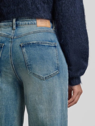 Frauenmodel trägt Jeans mit 5-Pocket-Design Modell 'sara' von Gestuz aus blauem Baumwoll-Elasthan-Mix, lockerer Schnitt, Detailaufnahme Rückansicht.