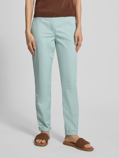 Kobiece modelka nosi Slim Fit Chino aus Baumwoll-Mix von Tom Tailor, jasnoniebieski, bawełniany materiał, pasek, kontrastowe szwy, boczne i tylne kieszenie, nogawki z mankietem, widok całej sylwetki z przodu.