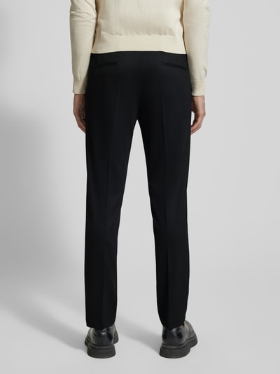 Männermodel trägt Straight Fit Stoffhose aus mieszanka wiskozy od Roy Robson, czarne, kanty, kieszenie z tyłu, zapięcie na guzik i zamek, szerokość w rozmiarze 50: 44 cm, długość wewnętrzna nogawki 82 cm, widok całej sylwetki z tyłu