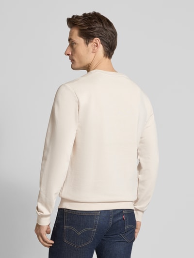 Męski model nosi Regular Fit Sweatshirt aus Baumwoll-Mix von s.Oliver RED LABEL, jednokolorowa mieszanka bawełny, wyhaftowane logo, prążkowane wykończenia, widok całej sylwetki z tyłu.