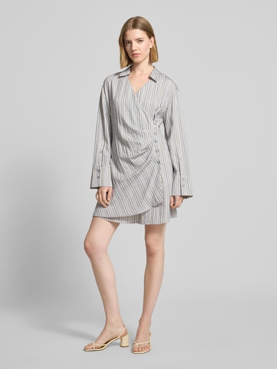 Frauenmodel trägt Hemdblusenkleid aus Viskose-Mix in Wickel-Optik von JAKE*S STUDIO WOMAN mit Taillierter Schnitt, Minikleid, V-Ausschnitt, Rückenlänge 87 cm, Brustweite 44 cm, Ärmellänge 58 cm, Streifenmuster, dezente Farben, glatte Textur, Ganzkörperansicht von vorne.