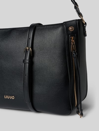 Produktfoto, Hobo Bag mit Label-Detail Modell 'GIHEN' von Liu Jo White in Schwarz mit goldenen Details, Flecht-Optik Schultergurt, Hauptfach mit Reißverschluss, Reißverschlüsse und Reißverschlusstasche innen, Maße ca. 40 cm Breite, 26 cm Länge, 14 cm Tiefe, Schulterriemen ca. 115 cm, Struktur mit feiner Körnung.