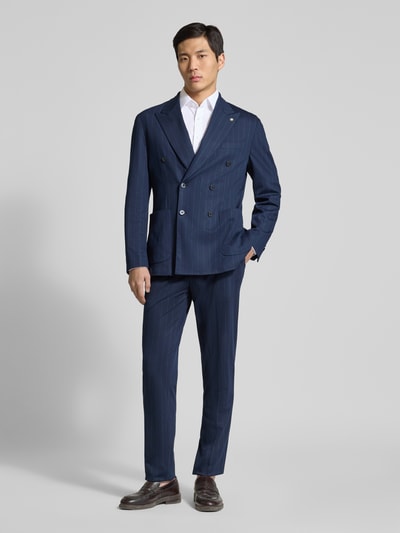 Männermodel trägt Regular Fit Business-Hemd mit Kentkragen von ETERNA in Weiß zu dunkelblauem Anzug, Ganzkörperansicht von vorne. Produktdetails: Reine Baumwolle, durchgängige Knopfleiste, Langarm, Sportmanschetten, Rückenlänge 80 cm, Schulterbreite 48 cm, Ärmellänge 65 cm.