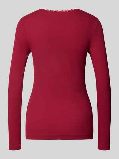 Frauenmodel trägt Pyjama-Oberteil aus Baumwoll-Mix von Christian Berg Woman in Rot, eng anliegende Passform, Ganzkörperansicht Rückansicht.