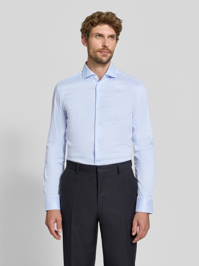 Männermodel trägt hellblaues Slim Fit Businesshemd aus Baumwoll-Mix Modell 'HANK' von BOSS, dezente Streifen, Ganzkörperansicht von vorne, Herren Businesshemd von BOSS.