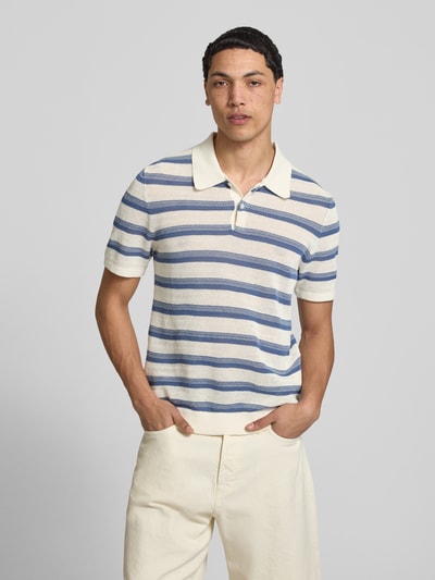 Männermodel trägt Regular Fit Poloshirt aus reiner Baumwolle von Pepe Jeans, Optik:Allover-Muster, Strick, Label-Patch, Ganzkörperansicht von vorne.