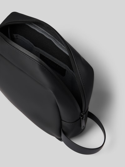 Produktfoto, Kulturtasche mit Reißverschluss von GASTON LUGA, czarna imitacja skóry, Wytłoczone logo, przegródka, Szerokość w rozmiarze 26 cm, Długość 16 cm, Głębokość 6 cm, pasek 16 cm