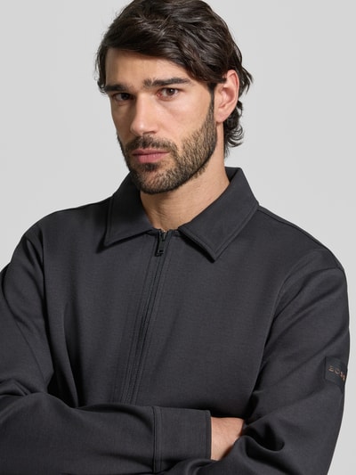 Männermodel trägt Regular Fit Sweatjacke aus Baumwoll-Mix Modell 'PE_TWIST' von BOSS Orange, Optik: Unifarben, Nahaufnahme Oberkörper.