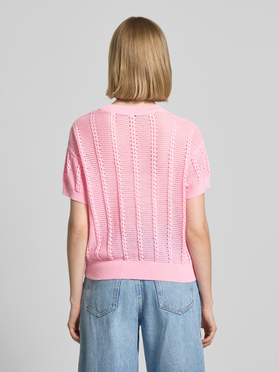 Młodzieżowy model nosi Relaxed Fit Strick-Shirt aus Baumwoll-Mix Modell 'LUX LIGHT' od Vero Moda, różowy, dzianina, ażurowy wzór, bawełniana mieszanka, luźny krój, tył produktu, widok całej sylwetki od tyłu.