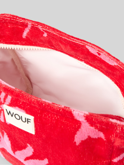 Produktfoto, Kosmetiktasche mit Label-Patch Modell 'Tulum' von WOUF aus roter Bio-Baumwolle mit rosa Muster und Reißverschluss, Detailaufnahme