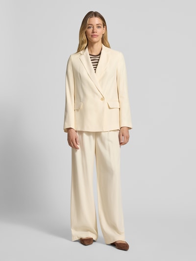 Frauenmodel trägt Relaxed Fit Blazer aus Viskose-Mix mit Pattentaschen von Jake*s Collection in Creme mit Reverskragen, Ganzkörperansicht von vorne. Rückenlänge 69 cm, Brustweite 48 cm, Ärmellänge 64 cm.