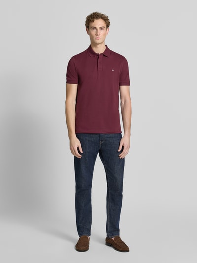 Männermodel trägt Regular Fit Poloshirt mit Stitching van Christian Berg Men van puur katoen, heren poloshirt, knoopsluiting, ruglengte maat M 64 cm, Ganzkörperansicht von vorne.