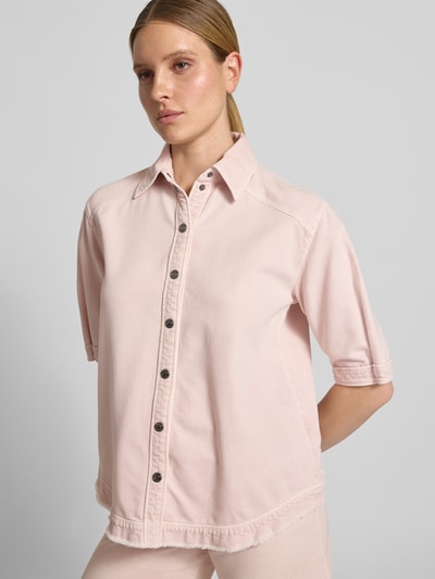 Frauenmodel trägt Jeansbluse mit Fransensaum und 1/2-Arm von Marc Cain in Rosa, Baumwoll-Lyocell-Anteil, Gerader-Schnitt, Kentkragen, Druckknopfverschluss, Nahaufnahme Oberkörper.