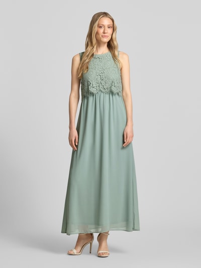 Frauenmodel trägt Maxikleid mit rückseitigem Schlüsselloch-Ausschnitt von Vila, Baumwoll-Mix, Spitze, Gerader-Schnitt, Ganzkörperansicht von vorne.