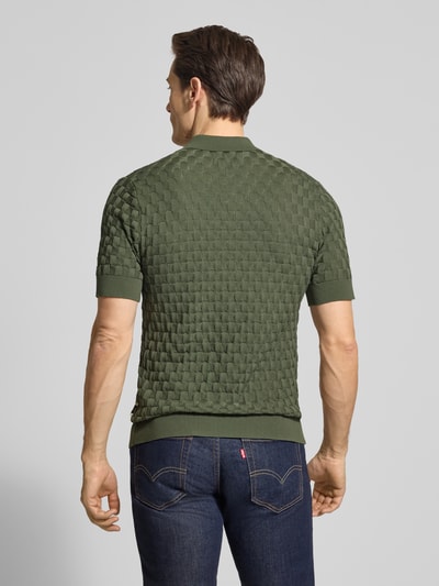 Männermodel trägt Slim Fit Poloshirt aus reiner Baumwolle Modell 'Heritage' von Matinique in Grün, gerippte Abschlüsse, Rückenlänge 70 cm, Ganzkörperansicht Rückansicht.