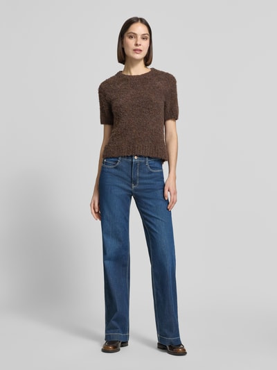 Kobiece modelka nosi Wide Leg Jeans mit Eingrifftaschen Modell 'Dream' od MAC, mieszanka bawełny i modalu, wpuszczane kieszenie, szerokość w rozmiarze 36/32: 38 cm, długość wewnętrzna nogawki 83 cm, denim niebieski, całościowy widok z przodu