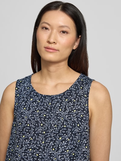 Frauenmodel trägt A-Linie Freizeitkleid aus Leinen-Viskose-Mix von Tom Tailor, dunkles Muster mit floralen weißen Linien, Nahaufnahme Oberkörper. Damen Freizeitkleid