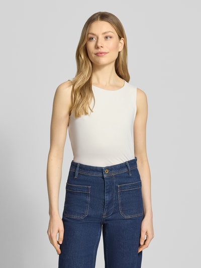 Frauenmodel trägt Top mit Rundhalsausschnitt von Christian Berg Woman Selection in Creme, elastischer Material-Mix, Nahaufnahme Oberkörper.