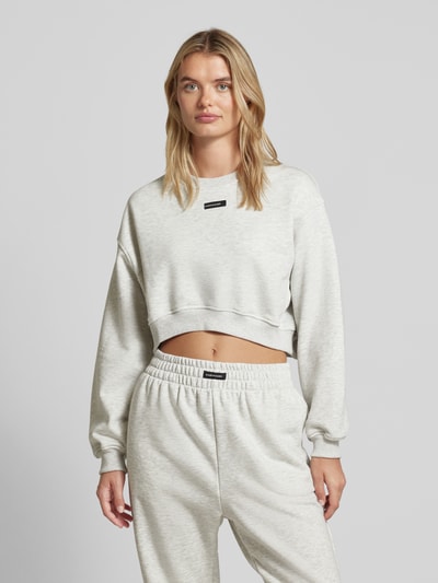 Karo Kauer Cropped Sweatshirt mit Label-Patch Hellgrau 4