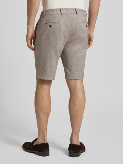Männermodel trägt Slim Fit Bermudas mit Kordelzug und Gesäßtaschen von JOOP! Collection, Leinen-Mix, beige meliert, Ganzkörperansicht Rückansicht.