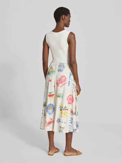 Frauenmodel trägt Midikleid mit Allover-Motiv-Print von Oui, taillierte Passform, ärmellos, Rundhalsausschnitt, Rückansicht Ganzkörperansicht.