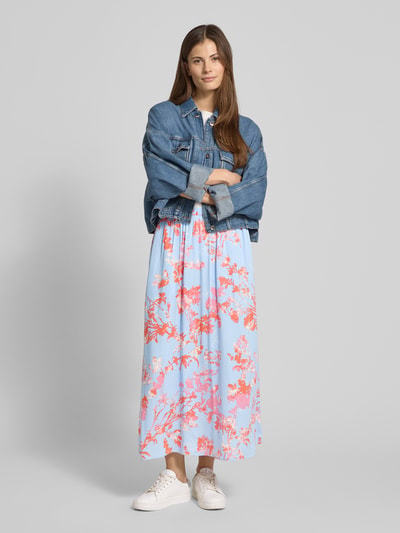 Frauenmodel trägt Midirock aus Viskose Modell 'Aveline' von mbyM, A-Linie, Allover-Look, blauer Stoff mit Korallenmuster, Ganzkörperansicht von vorne.