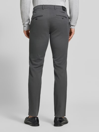 Männermodel trägt graue Modern Fit Chino aus Baumwoll-Mix Modell 'Fabio' von Brax, Herren Schmale Hose, Ganzkörperansicht Rückansicht.