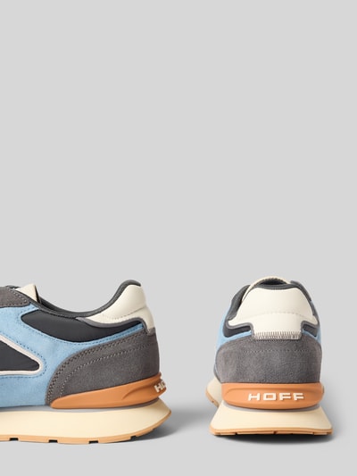 Produktfoto, sneakersy z naturalnej skóry Model 'City' od HOFF, zaokrąglony kształt, obszycie w kontrastowym kolorze, fakturowana podeszwa, nadruk z logo, kolor niebiesko-szaro-biały, wysokość obcasa w rozmiarze 44: 2 cm, wysokość cholewki w rozmiarze 44: 9 cm, szerokość cholewki w rozmiarze 44: 9 cm