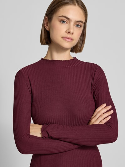 Frauenmodel trägt Slim Fit Langarmshirt mit Viskose-Anteil Modell 'EMMA' von ONLY in Dunkelrot, feine Rippstruktur, Nahaufnahme Oberkörper, Damen Langarmshirt von ONLY