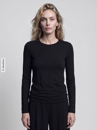 Frauenmodel trägt Regular Fit Langarmshirt aus Viskose-Mix Modell 'MULTIE' von Max Mara, schlichtes Schwarz, glatte Struktur, Damen Langarmshirt von Weekend Max Mara, Ganzkörperansicht von vorne, KI-modifiziertes Bild.