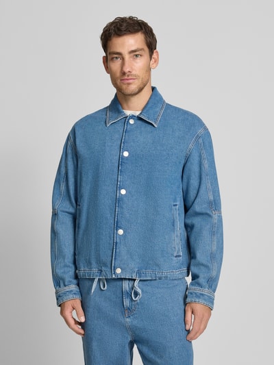 Männermodel trägt Relaxed Fit Jeansjacke aus Baumwoll-Ananas-Mix von Marc O'Polo Denim, Optik: Unifarben, Detailaufnahme Oberkörper.