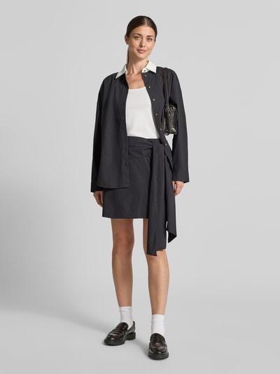 Frauenmodel trägt Körpernaher Mini-Rock aus reiner Baumwolle von Jake*s Casual in Dunkelblau mit feiner Struktur, Ganzkörperansicht von vorne.