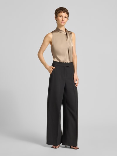 Frauenmodel trägt Relaxed Fit Blusentop aus Satin Modell 'CHELINA-1' von HUGO in Optik: Unifarben, Passform: Relaxed-Fit, Kragenform: Stehkragen, Verschluss: kurzer Reißverschluss, Ärmelform: Ohne, Materialverarbeitung: Satin, Ganzkörperansicht von vorne.