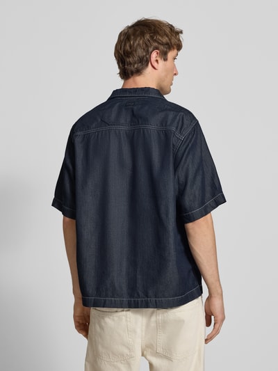 Männermodel trägt Regular Fit Freizeithemd aus Lyocell-Mix Modell 'Bowling' von G-Star Raw in Denim-Optik, kurzärmelig, Ganzkörperansicht Rückansicht.