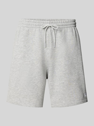 Produktfoto, Relaxed Fit Shorts mit Logo-Stitching von New Balance in Hellgrau aus Baumwoll-Mix, elastischer Bund mit Tunnelzug, Größe M, Bundweite 42 cm, Innenbeinlänge 18 cm