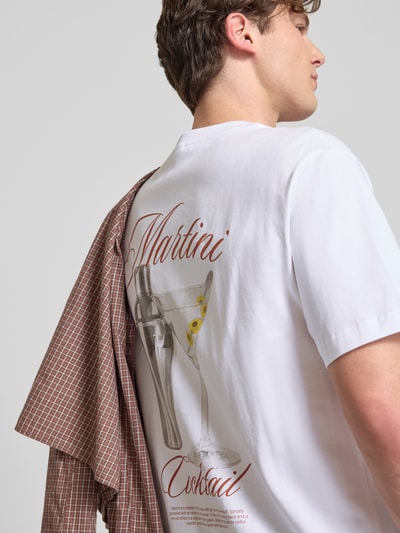 Männermodel trägt Regular Fit T-Shirt aus reiner Baumwolle Modell 'FRED' von Only & Sons, Optik: Unifarben, Motiv-Print, Kurzarm, Jersey, Ganzkörperansicht Rückansicht.