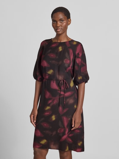 Frauenmodel trägt Knielanges Kleid aus Viskose-Mix mit Strukturmuster von zero in Dunkelrot und Gelb, tailliert, Halbarm, Ganzkörperansicht von vorne.