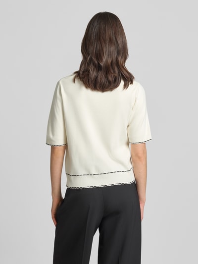 Frauenmodel trägt Regular Fit Cardigan aus mieszanka wiskozy von More & More, okrągły dekolt, nakładane kieszenie, rękaw o dł. 1/2, listwa guzikowa, elastyczny pas, imitacja dzianiny, długość tyłu w rozmiarze 36: 56 cm, długość rękawów w rozmiarze 36: 32 cm, widoczne kontrastowe przeszycia, kolor jasny, gładka tekstura, Ganzkörperansicht Rückansicht.