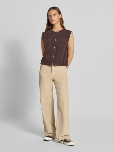 Vrouwenmodel draagt Wide Leg Cordhose aus Baumwoll-Mix model 'HOPE' van ONLY, lichte beige kleur, gladde textuur, Ganzkörperansicht van voren, Dames corduroy broek