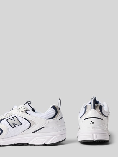 Produktfoto, Sneaker mit Logo-Detail Modell '408' von New Balance, weiß mit schwarzen Akzenten, abgerundete Passform, profilierte Sohle, Kontext: Herren Sneaker, Absatzhöhe 3 cm, Schafthöhe 8 cm, Schaftweite 9 cm