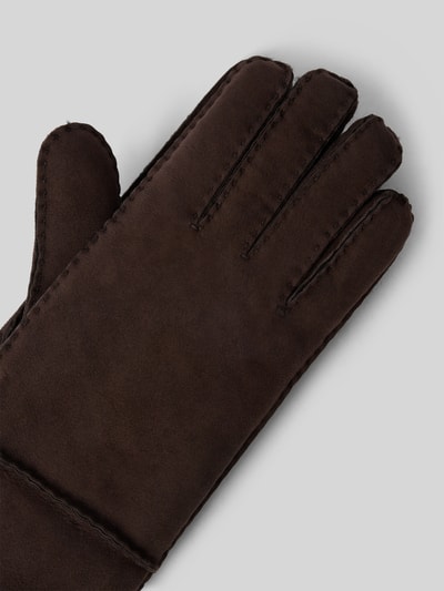 Produktfoto, Handschuhe aus echtem Lammfell Modell 'Bergen' von Roeckl in Dunkelbraun mit Ziernähten und Label-Detail, weiche Textur