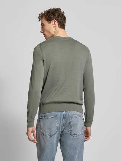 Männermodel trägt Regular Fit Strickpullover aus Baumwoll-Kaschmir-Mix Modell 'KANOVANO_S' von BOSS Orange in Grau, unifarben, gerippte Abschlüsse, Ganzkörperansicht Rückansicht.