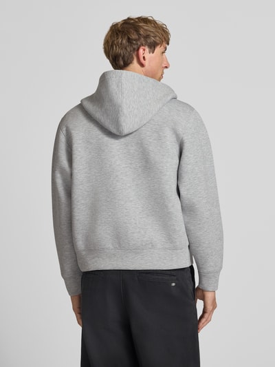 Männermodel trägt Relaxed Fit Sweatjacke mit Zweiwege-Reißverschluss von JACK & JONES in Grau, strukturierte Oberfläche, Ganzkörperansicht Rückansicht. Elastischer Material-Mix mit Känguru-Tasche, elastische Abschlüsse, Rückenlänge 65 cm, Ärmellänge 65 cm.