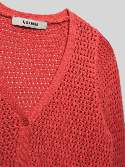 Produktfoto, Regular Fit Strickjacke mit Lochmuster von Garcia in Korallrot, Baumwolle, V-Ausschnitt, Knopfverschluss, Detailaufnahme.