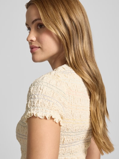 Frauenmodel trägt T-Shirt mit Smok-Details und Muschelsaum von Jake*s Casual in Creme, Baumwoll-Mix mit Stretch-Anteil, Nahaufnahme Oberkörper.