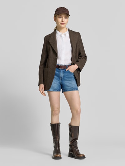Frauenmodel trägt Shorts im 5-Pocket-Design Modell 'Zoey' von Mango aus reiner Baumwolle, gerade Passform, Ganzkörperansicht von vorne.