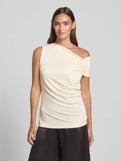 Frauenmodel trägt cremefarbenes Relaxed Fit Top aus Viskose-Mix Modell 'JOIA' von BOSS, Damen Top, Ganzkörperansicht von vorne.