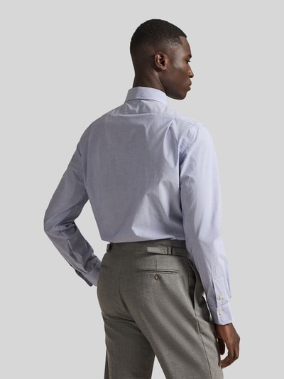 Männermodel trägt Slim Fit Businesshemd aus reiner Baumwolle von Polo Ralph Lauren in Hellblau, unifarben, Rückansicht Ganzkörperansicht.